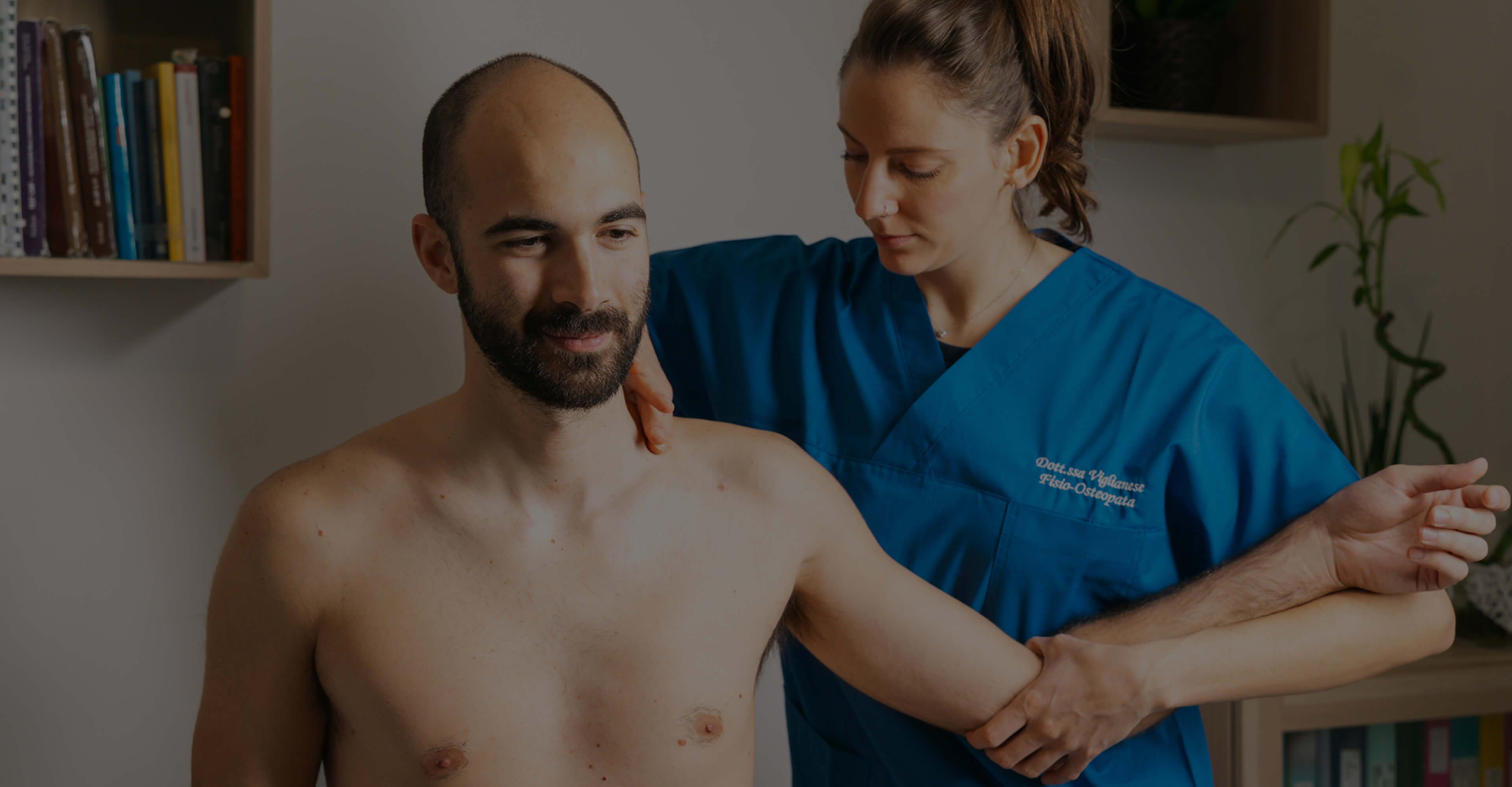 Osteopata che tratta il paziente al braccio sinistro
